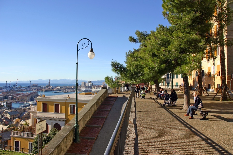 La gran folla di turisti a Castelletto tanto italiani quanto di paesi esteri